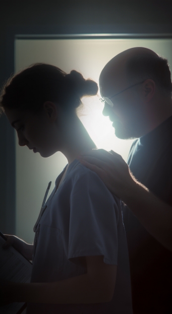 Visuel femme dans le noir